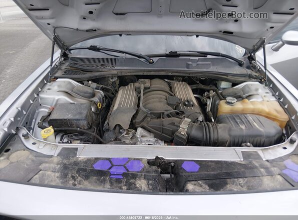 2C3CDZFJ1JH241122 2018 DODGE CHALLENGER Серебряный Вид сзади