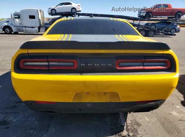 2C3CDZFJ3HH502163 2017 DODGE CHALLENGER Yellow Вид ззаду