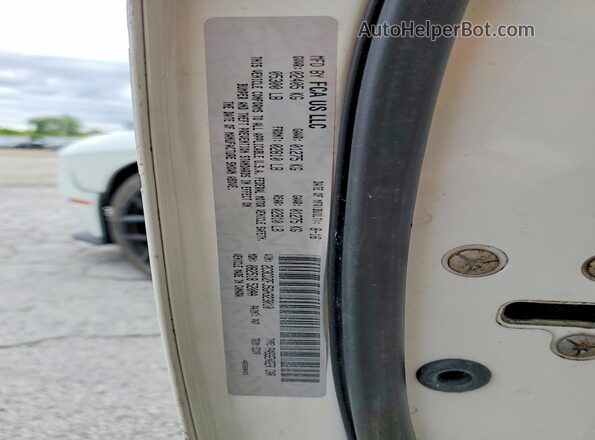 2C3CDZFJ5GH323010 2016 DODGE CHALLENGER White Vista del compartimento del motor