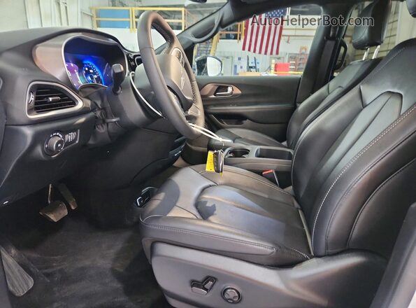 2C4RC1BG0TR156497 2026 CHRYSLER PACIFICA White Front interior view