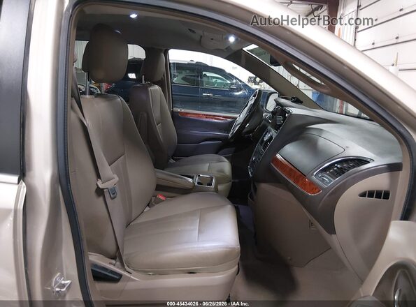 2C4RC1BG1GR269820 2016 CHRYSLER TOWN & COUNTRY Желто-коричневый Вид салона спереди