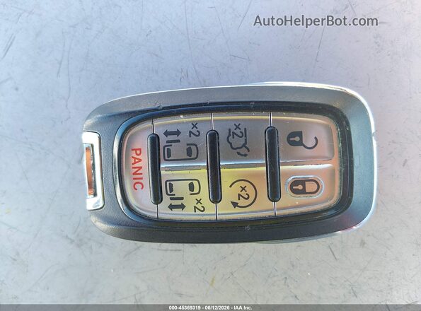 2C4RC1BG1HR576471 2017 CHRYSLER PACIFICA Red Вид панелі приладів