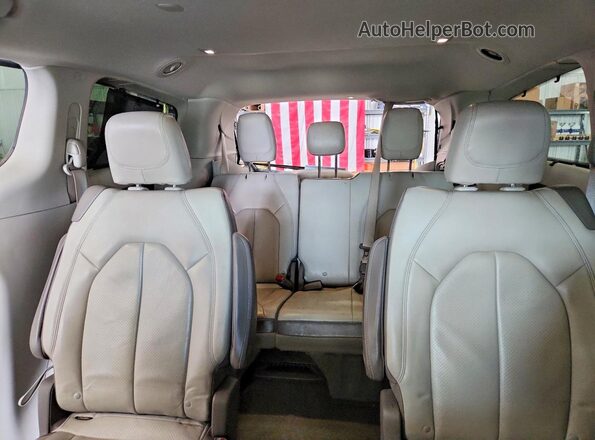 2C4RC1BG1JR269789 2018 CHRYSLER PACIFICA White Հետևի նստատեղերի տեսք