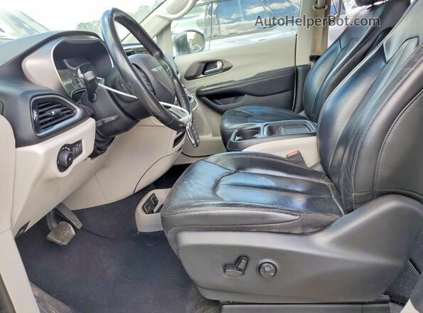 2C4RC1BG1LR176497 2020 CHRYSLER PACIFICA Gray Front interior view