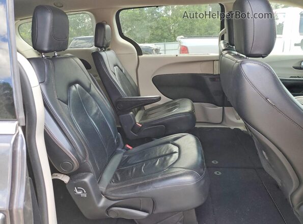 2C4RC1BG1LR176497 2020 CHRYSLER PACIFICA Gray Rear interior view