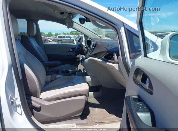 2C4RC1BG2JR142517 2018 CHRYSLER PACIFICA Белый Вид салона спереди
