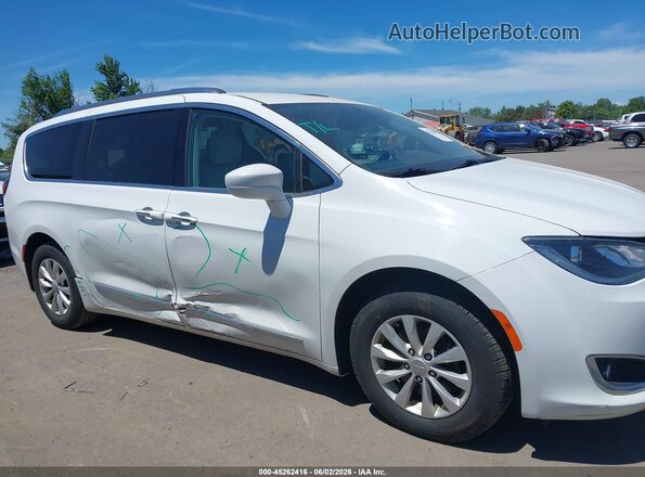 2C4RC1BG2JR142517 2018 CHRYSLER PACIFICA Белый Вид задней части салона