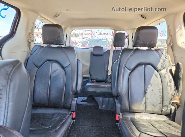 2C4RC1BG2JR211268 2018 CHRYSLER PACIFICA Gray Widok tylnych siedzeń