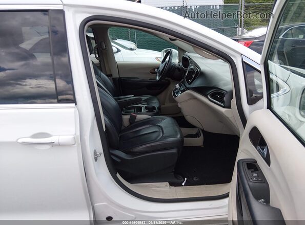 2C4RC1BG3HR543455 2017 CHRYSLER PACIFICA White Widok wnętrza z przodu