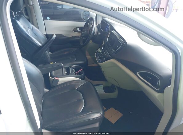 2C4RC1BG3JR126388 2018 CHRYSLER PACIFICA Белый Вид салона спереди