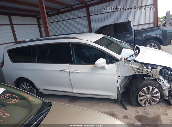 2C4RC1BG3JR126388 2018 CHRYSLER PACIFICA Белый Вид задней части салона