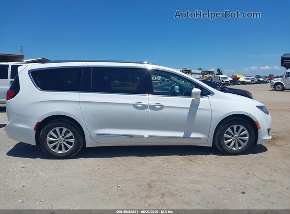 2C4RC1BG4JR110653 2018 CHRYSLER PACIFICA Белый Вид задней части салона