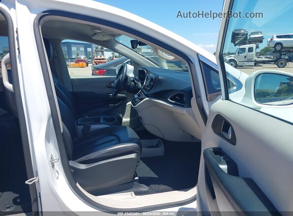 2C4RC1BG4JR110653 2018 CHRYSLER PACIFICA Белый Вид салона спереди