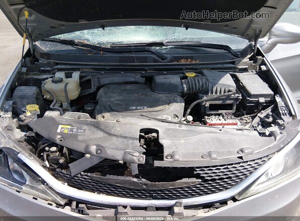 2C4RC1BG5JR115697 2018 CHRYSLER PACIFICA Silver Вид ззаду