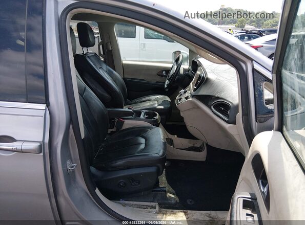 2C4RC1BG5JR115697 2018 CHRYSLER PACIFICA Silver Вид салону спереду