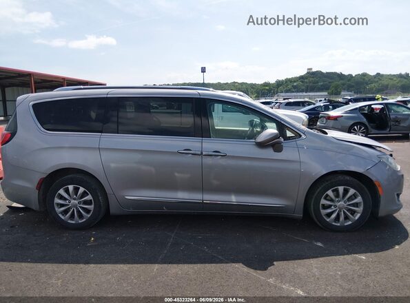 2C4RC1BG5JR115697 2018 CHRYSLER PACIFICA Silver Вид задньої частини салону