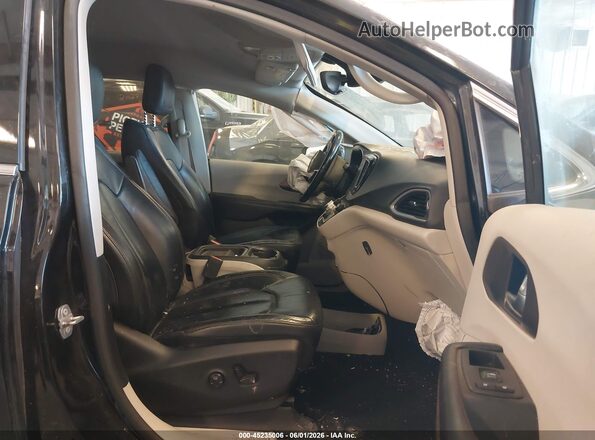 2C4RC1BG5JR166956 2018 CHRYSLER PACIFICA Black Front interior view