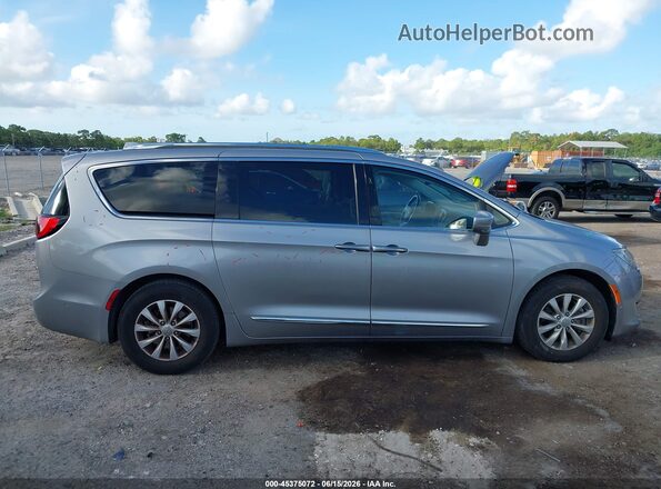 2C4RC1BG5JR233457 2018 CHRYSLER PACIFICA Gray Widok wnętrza z tyłu