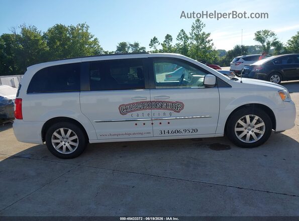 2C4RC1BG7GR140948 2016 CHRYSLER TOWN & COUNTRY White Widok wnętrza z tyłu