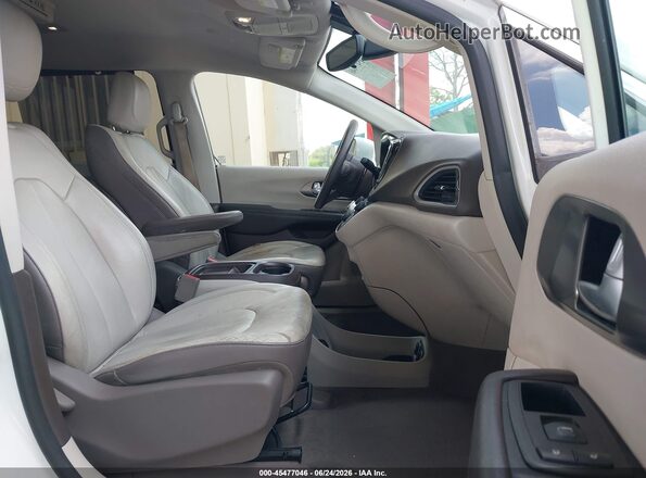 2C4RC1BG7HR691513 2017 CHRYSLER PACIFICA White Front interior view