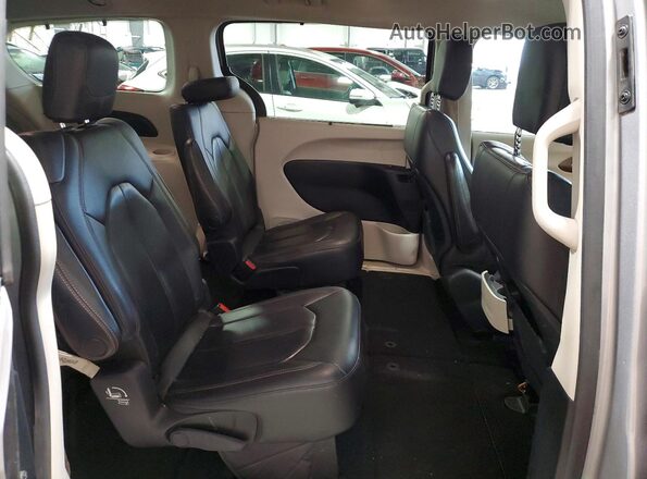 2C4RC1BG7JR269778 2018 CHRYSLER PACIFICA Silver Вид задньої частини салону