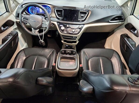 2C4RC1BG7JR269778 2018 CHRYSLER PACIFICA Silver Вид панелі приладів