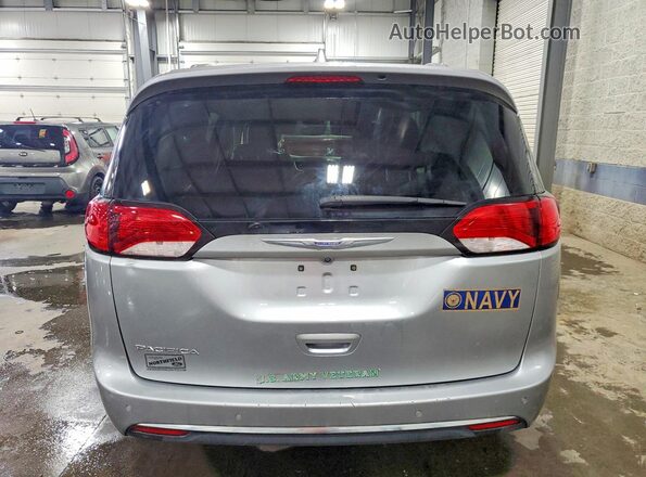 2C4RC1BG7JR269778 2018 CHRYSLER PACIFICA Silver Вид ззаду