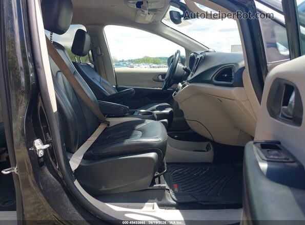 2C4RC1BG7LR106941 2020 CHRYSLER PACIFICA Black Front interior view