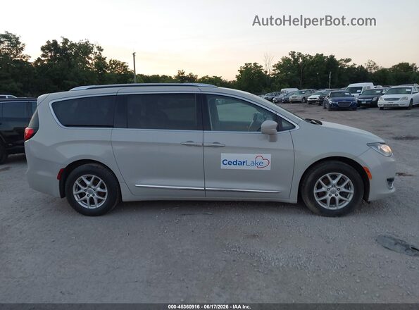 2C4RC1BG7LR204917 2020 CHRYSLER PACIFICA Cream Widok wnętrza z tyłu
