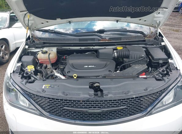 2C4RC1BG8JR158012 2018 CHRYSLER PACIFICA White Հետևի տեսք