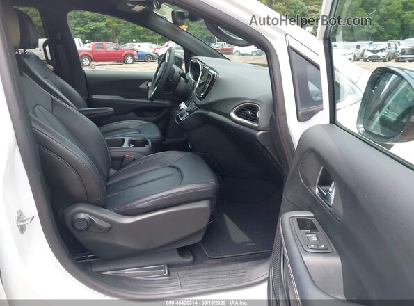 2C4RC1BG8TR169059 2026 CHRYSLER PACIFICA White Front interior view