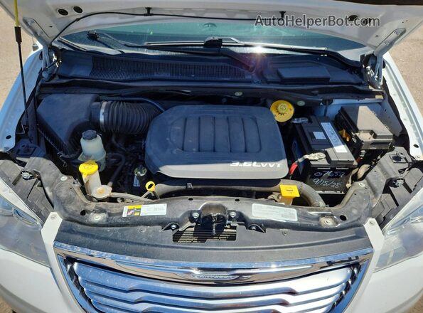 2C4RC1BG9GR164667 2016 CHRYSLER TOWN White ძრავის განყოფილების ხედი