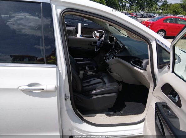 2C4RC1BG9JR110549 2018 CHRYSLER PACIFICA White Вид салону спереду