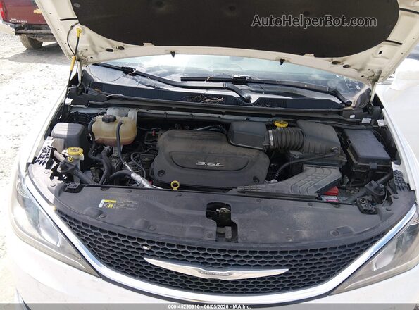 2C4RC1BG9JR110549 2018 CHRYSLER PACIFICA White Вид ззаду