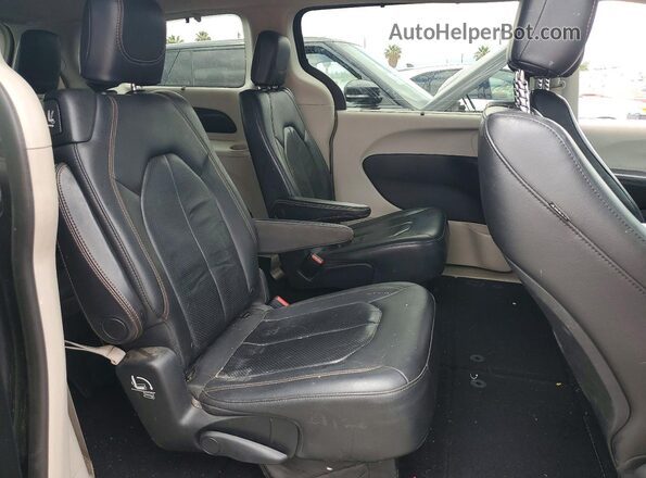 2C4RC1BG9JR211087 2018 CHRYSLER PACIFICA Charcoal Widok wnętrza z tyłu
