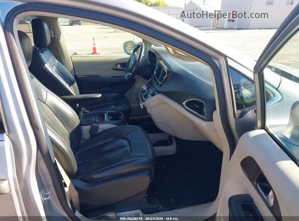 2C4RC1BG9JR214121 2018 CHRYSLER PACIFICA Silver Widok wnętrza z przodu