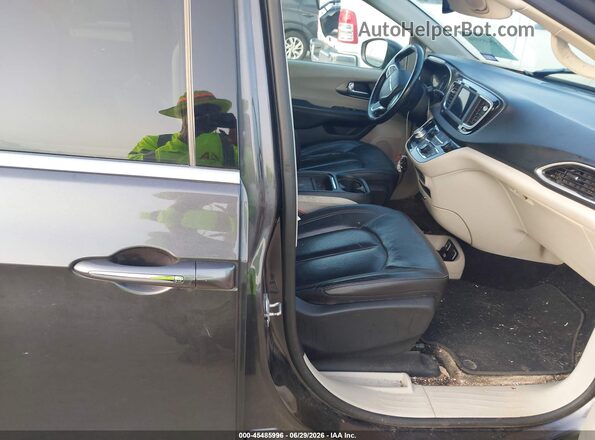 2C4RC1BG9LR114717 2020 CHRYSLER PACIFICA Gray Front interior view