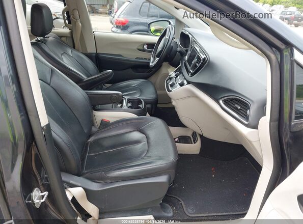 2C4RC1BG9LR140525 2020 CHRYSLER PACIFICA Gray Front interior view