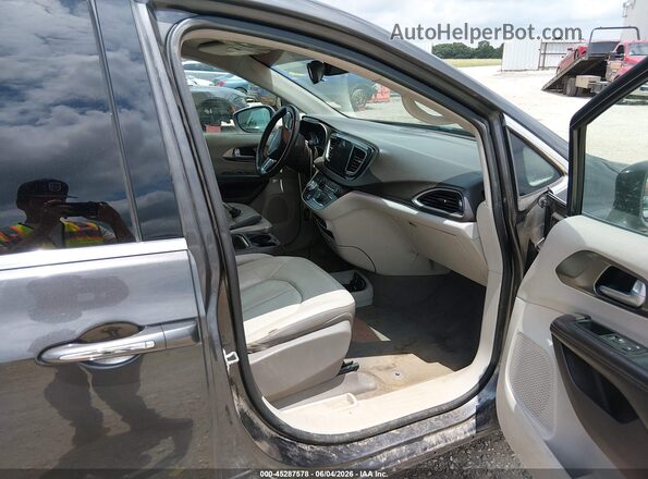 2C4RC1BGXHR524482 2017 CHRYSLER PACIFICA Gray Front interior view