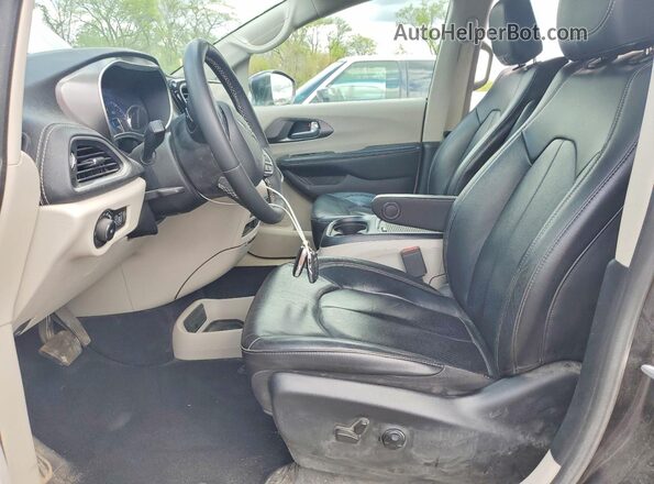 2C4RC1BGXNR100151 2022 CHRYSLER PACIFICA Gray Front interior view