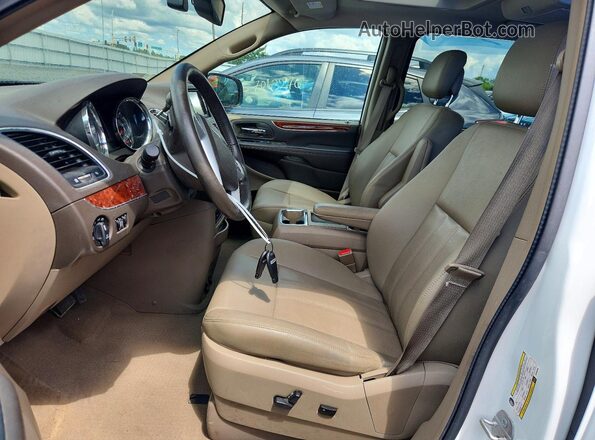 2C4RC1CG0GR166208 2016 CHRYSLER TOWN Белый Вид салона спереди
