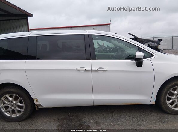 2C4RC1CG0PR615628 2023 CHRYSLER VOYAGER White Vista interior trasera