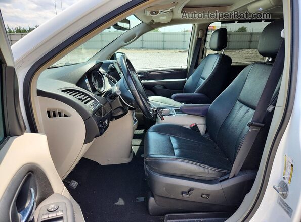 2C4RC1CG3GR221945 2016 CHRYSLER TOWN White Вид салону спереду