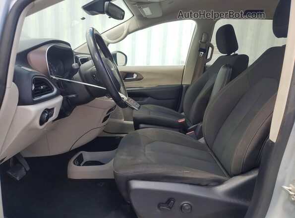 2C4RC1CG3PR553996 2023 CHRYSLER VOYAGER Серебряный Вид салона спереди