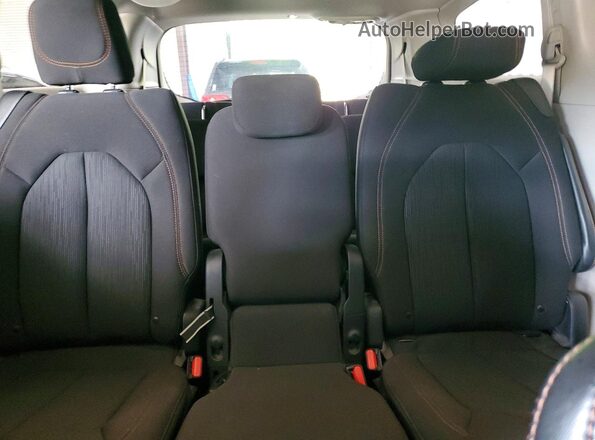 2C4RC1CG4HR578231 2017 CHRYSLER PACIFICA Silver Widok tylnych siedzeń