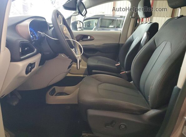 2C4RC1CG4HR578231 2017 CHRYSLER PACIFICA Silver Widok wnętrza z przodu