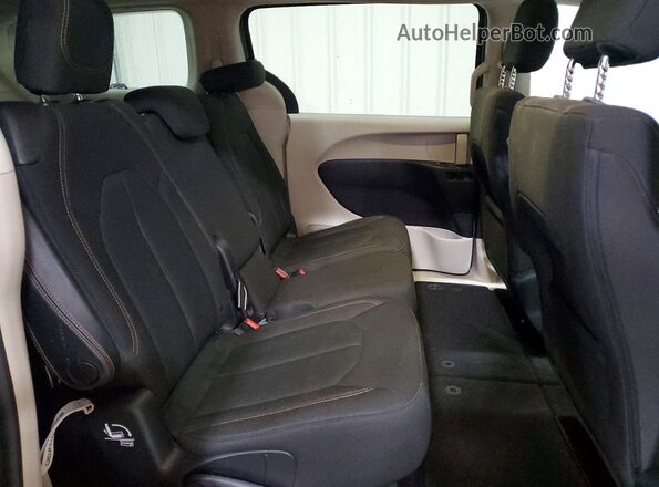 2C4RC1CG4HR578231 2017 CHRYSLER PACIFICA Silver Widok wnętrza z tyłu
