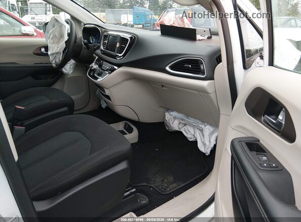 2C4RC1CG5PR557628 2023 CHRYSLER VOYAGER Белый Вид салона спереди