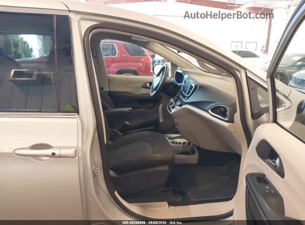 2C4RC1CG6NR146509 2022 CHRYSLER VOYAGER Silver Front interior view