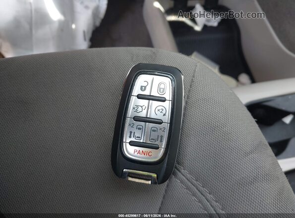 2C4RC1DG0JR148667 2018 CHRYSLER PACIFICA Красный Вид панели приборов